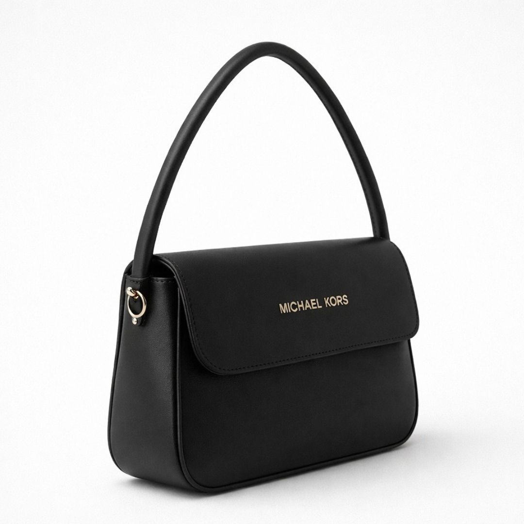 حقيبة مايكل كورس الجلدية مزينة بشعار معدني مذهب ومقبض علوي مقوس 